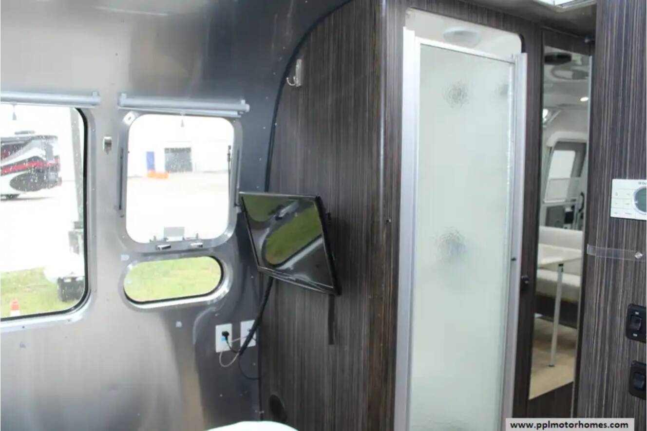 A photo of this 2018 Airstream International Signature 28RB QUEEN