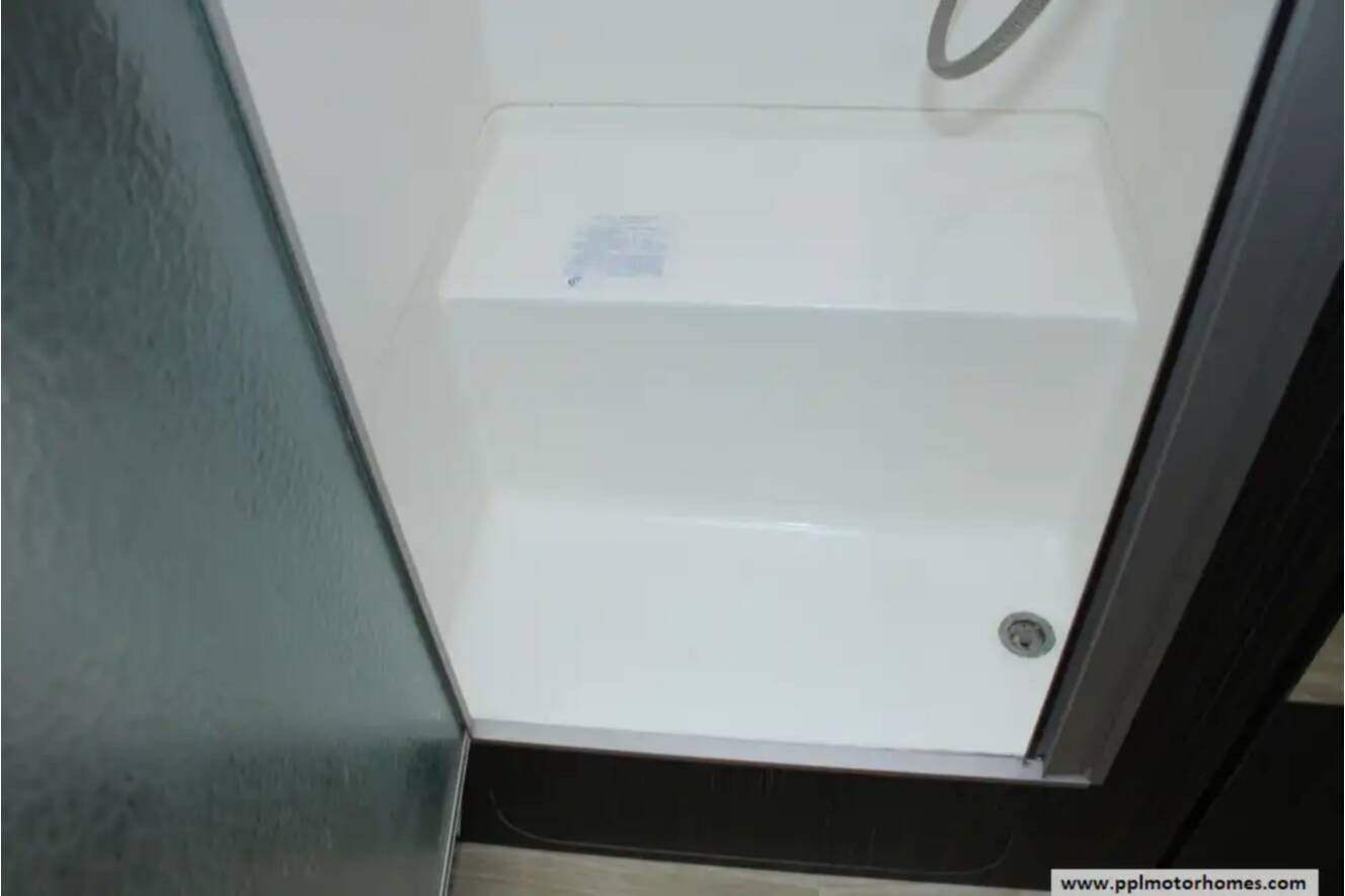A photo of this 2018 Airstream International Signature 28RB QUEEN