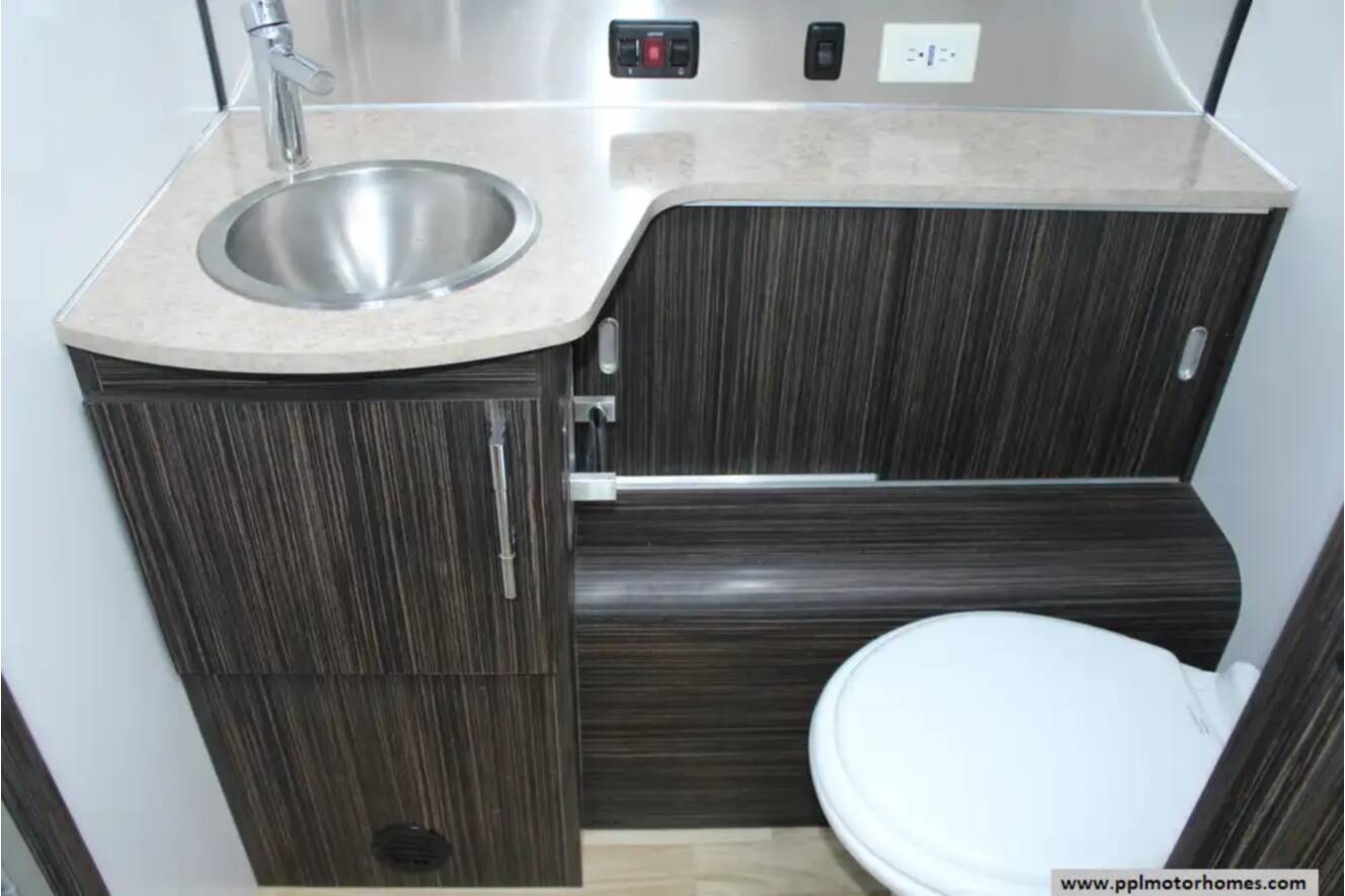 A photo of this 2018 Airstream International Signature 28RB QUEEN