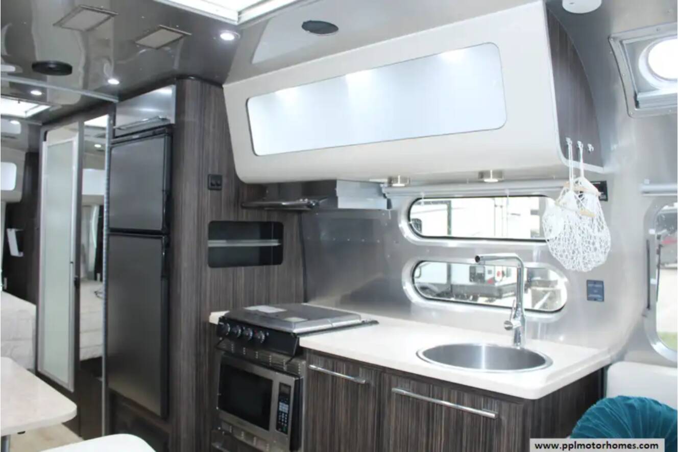 A photo of this 2018 Airstream International Signature 28RB QUEEN