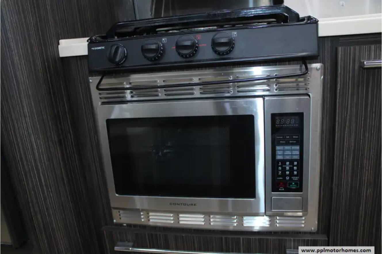 A photo of this 2018 Airstream International Signature 28RB QUEEN