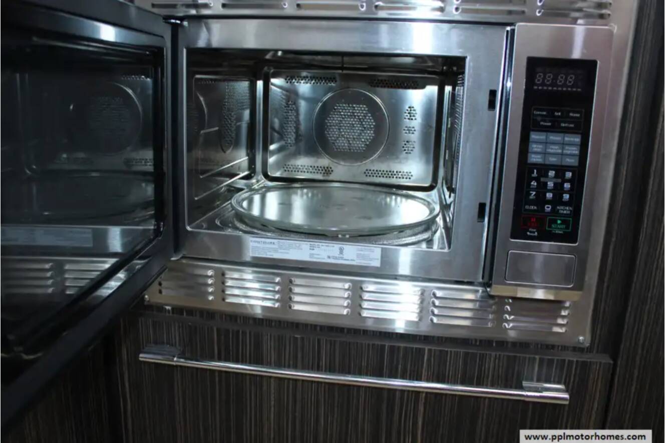 A photo of this 2018 Airstream International Signature 28RB QUEEN