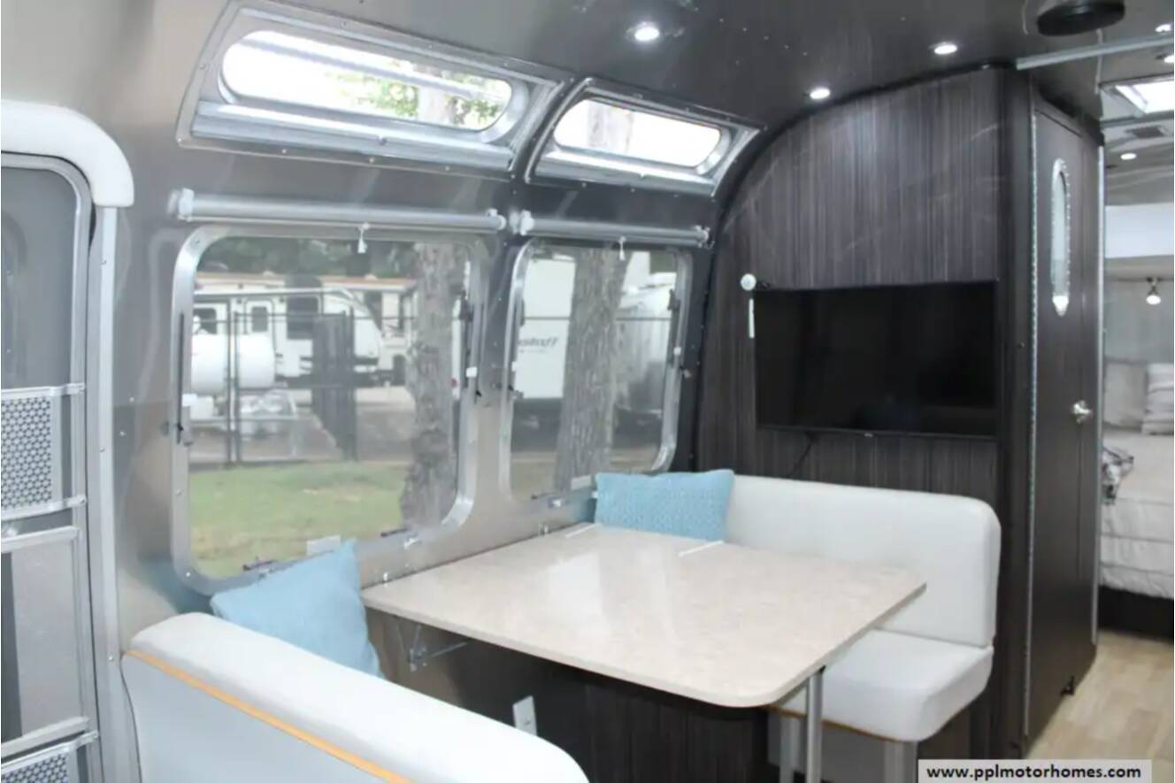 A photo of this 2018 Airstream International Signature 28RB QUEEN