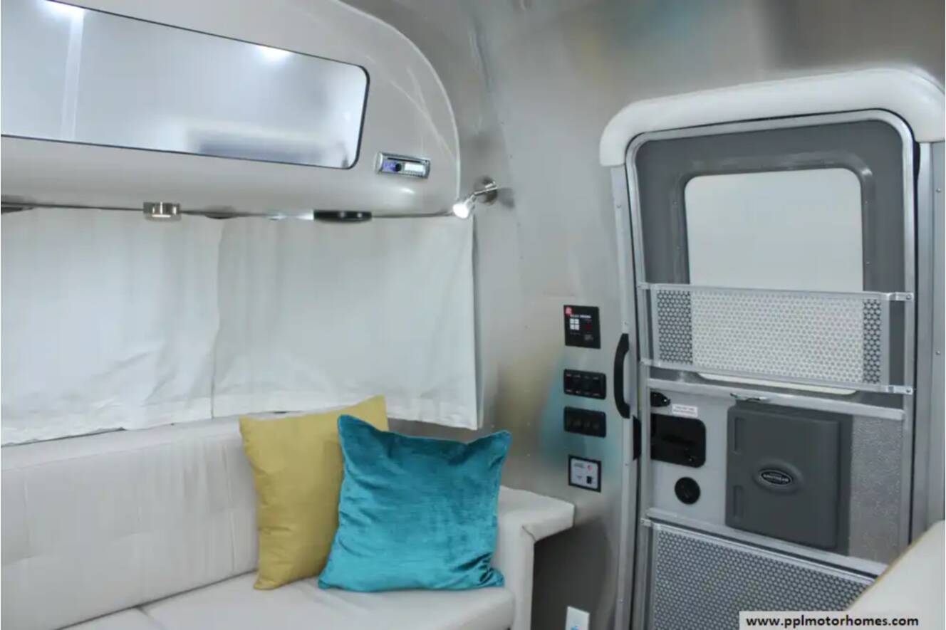 A photo of this 2018 Airstream International Signature 28RB QUEEN