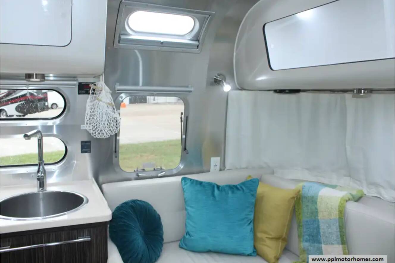 A photo of this 2018 Airstream International Signature 28RB QUEEN