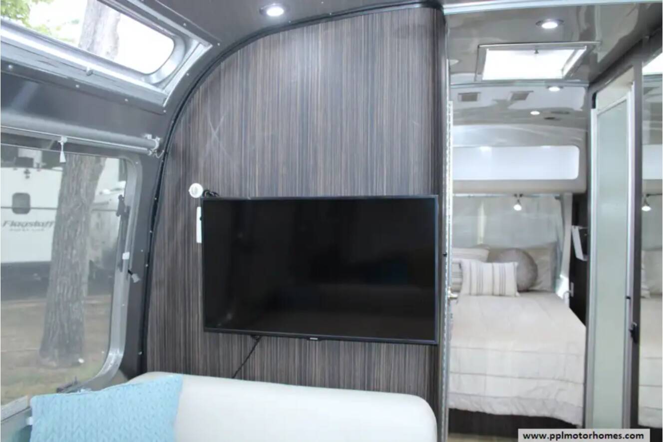 A photo of this 2018 Airstream International Signature 28RB QUEEN