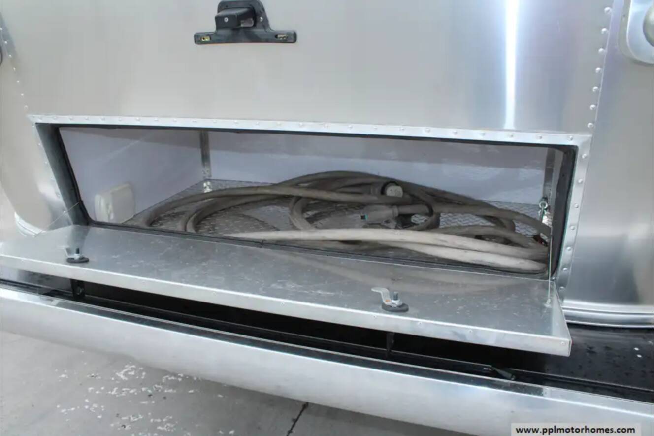 A photo of this 2018 Airstream International Signature 28RB QUEEN