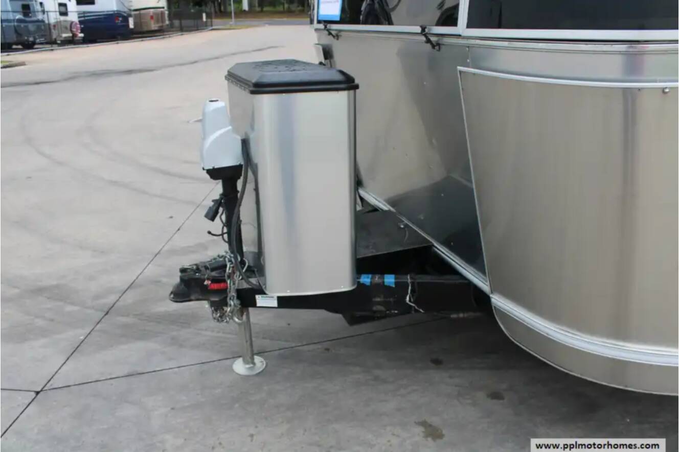 A photo of this 2018 Airstream International Signature 28RB QUEEN