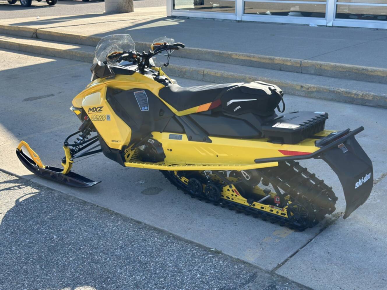 A photo of this 2023 Ski-Doo MXZ Blizzard 600R E-TEC Ripsaw 1.25" E.S.