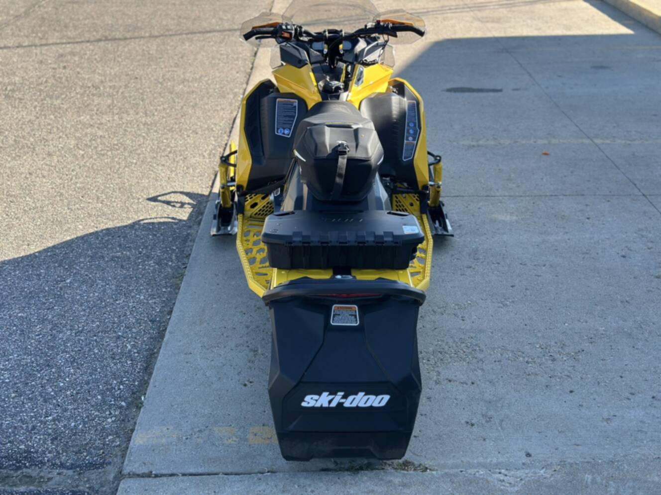 A photo of this 2023 Ski-Doo MXZ Blizzard 600R E-TEC Ripsaw 1.25" E.S.