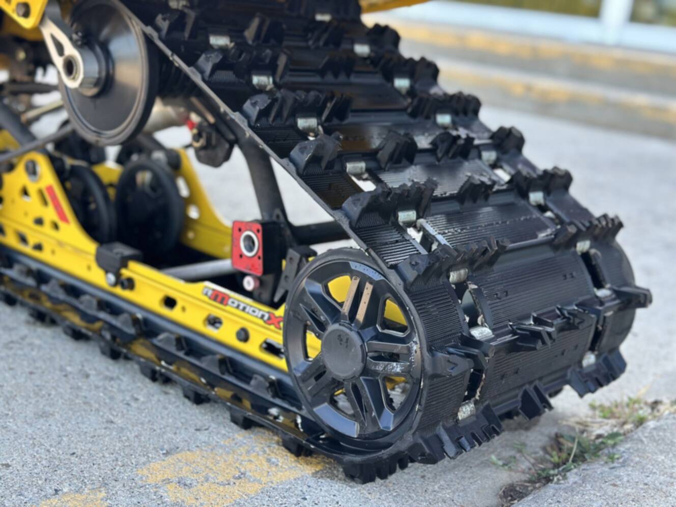 A photo of this 2023 Ski-Doo MXZ Blizzard 600R E-TEC Ripsaw 1.25" E.S.