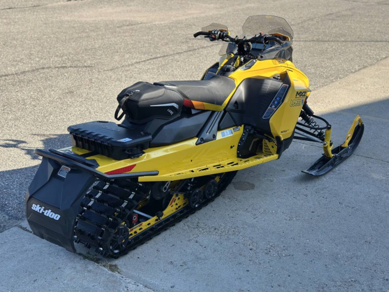 A photo of this 2023 Ski-Doo MXZ Blizzard 600R E-TEC Ripsaw 1.25" E.S.