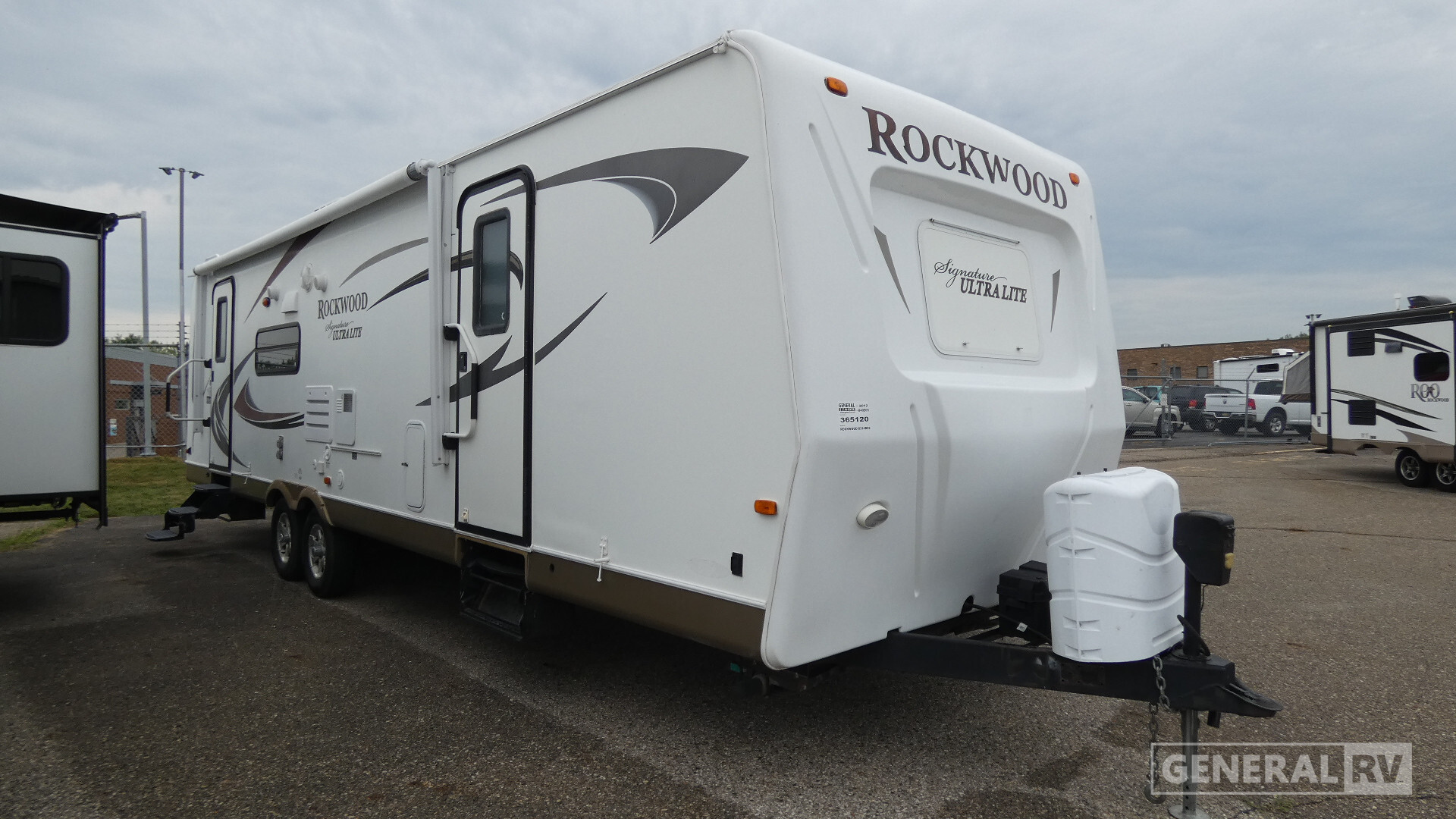 2012 Forest River ROCKWOOD SIGNATURE ULTRA LITE 8314BSS in mt clemens MI