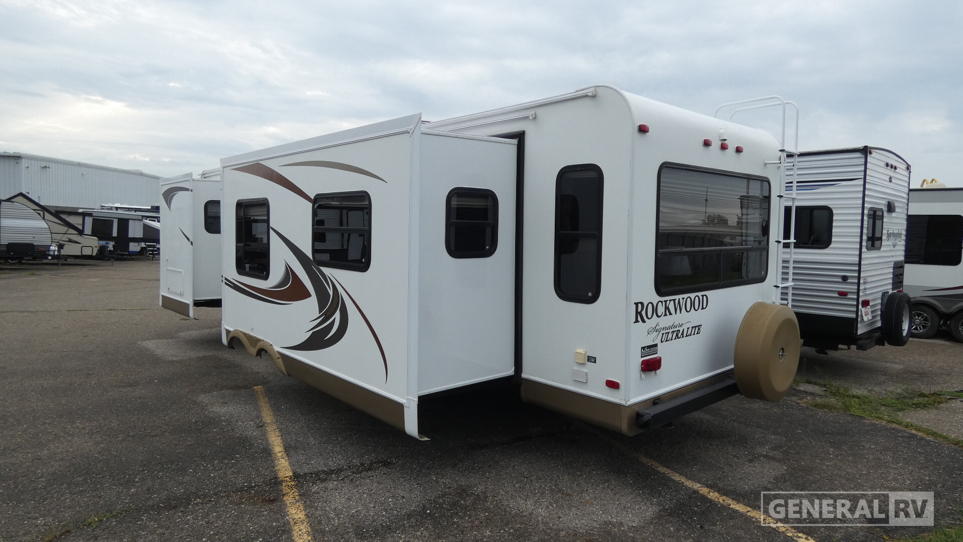 2012 Forest River ROCKWOOD SIGNATURE ULTRA LITE 8314BSS in mt clemens MI