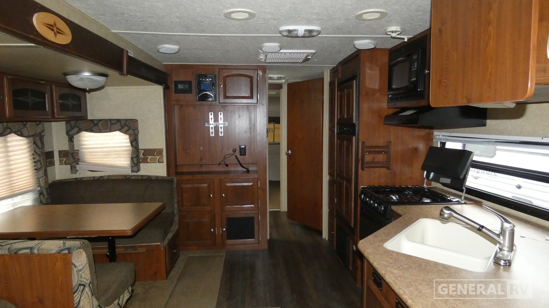 2012 Forest River ROCKWOOD SIGNATURE ULTRA LITE 8314BSS in mt clemens MI