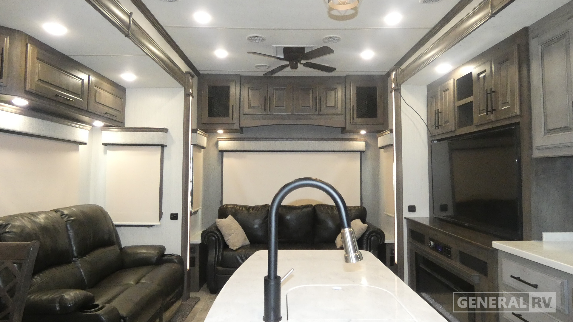 2021 Heartland BIGHORN BH 3375 SS in birch run MI