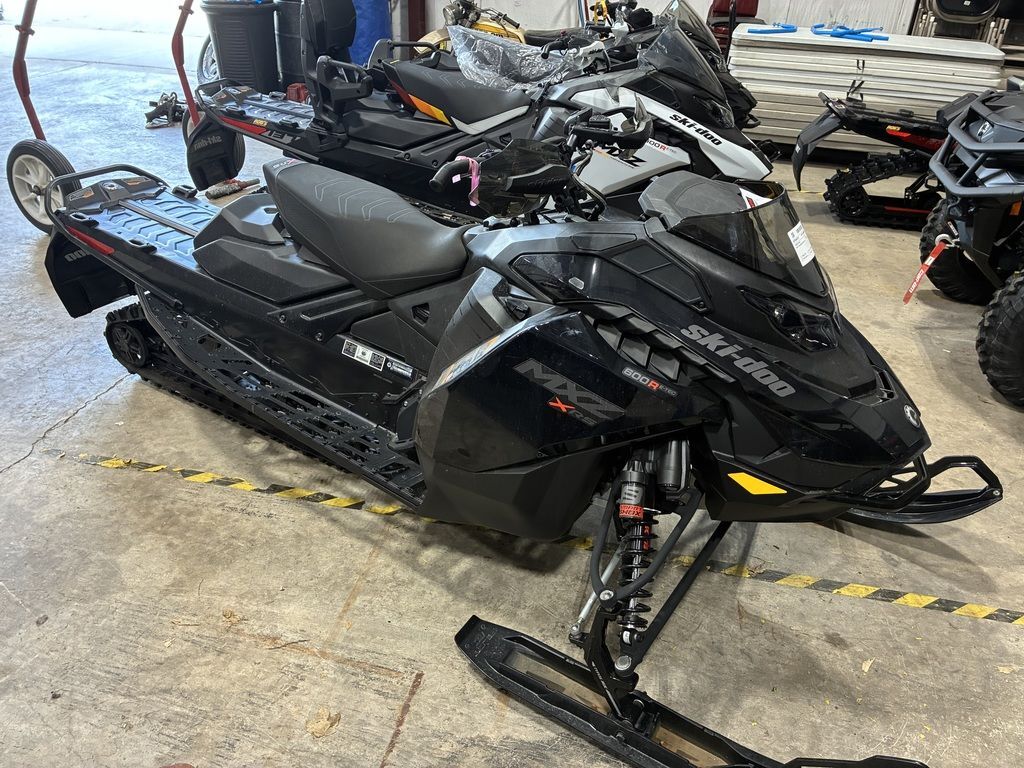 2025 Ski-Doo MXZ XRS 600R 137 SMART SHOX, 10.25 in johnson creek WI