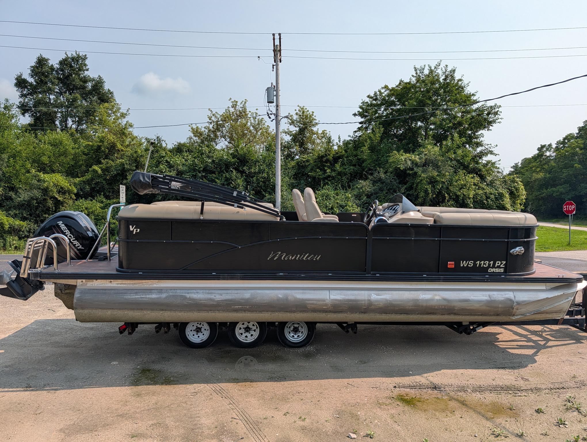 2017 Manitou 23 RF VP Oasis STERN LOUNGER (SL) in whitewater WI