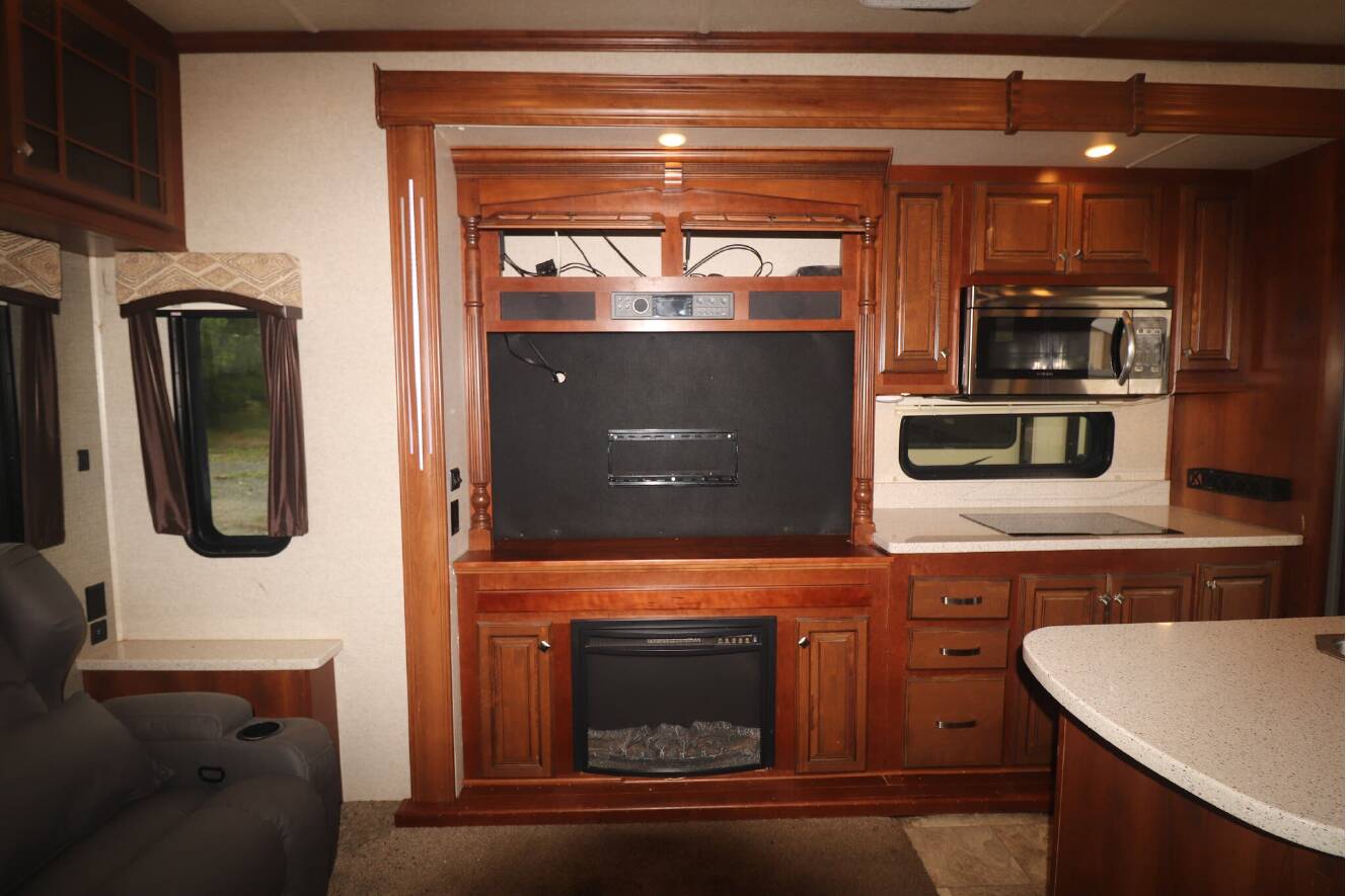 A photo of this 2018 Heartland BIGHORN 3575EL