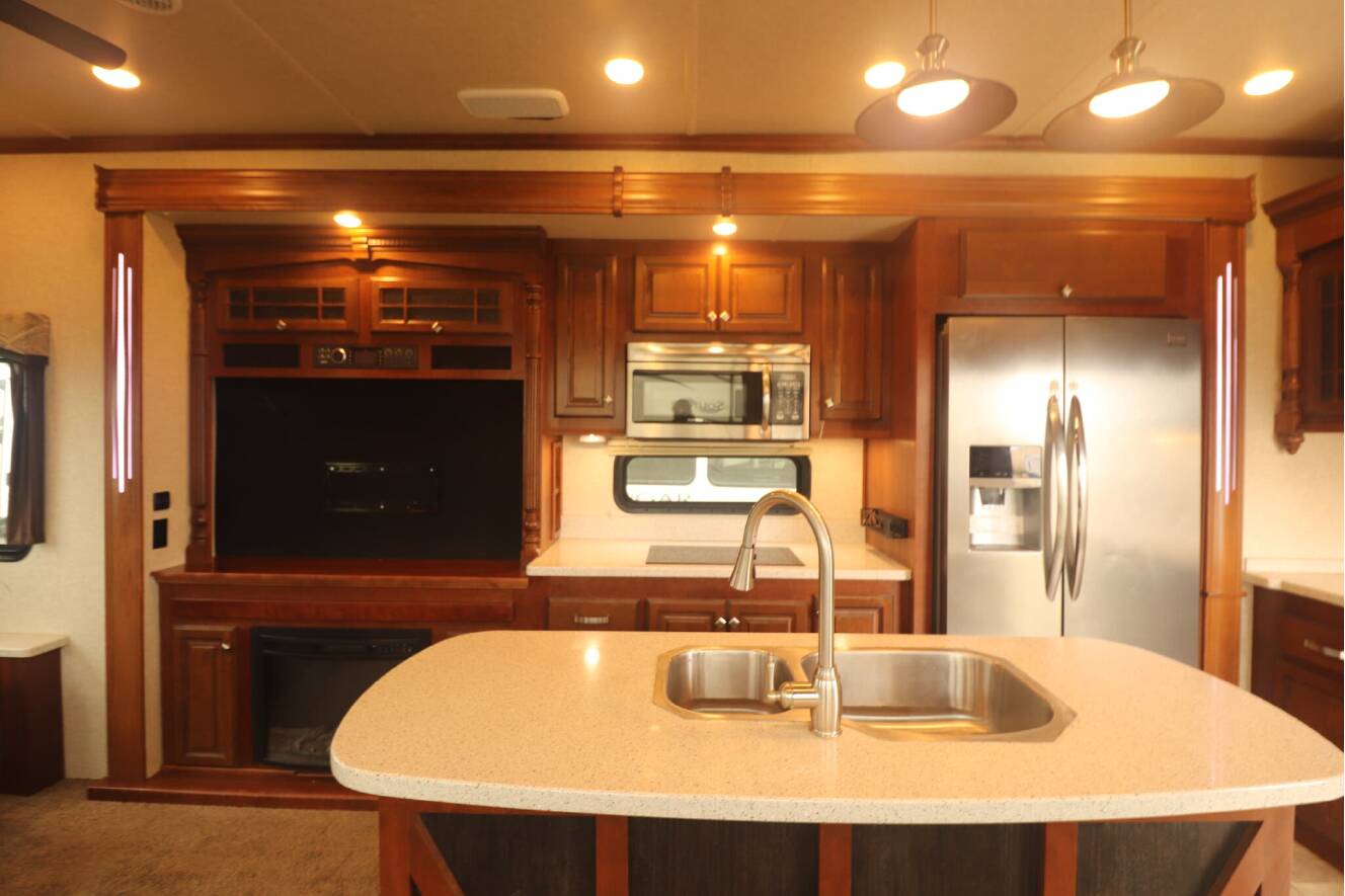 A photo of this 2018 Heartland BIGHORN 3575EL