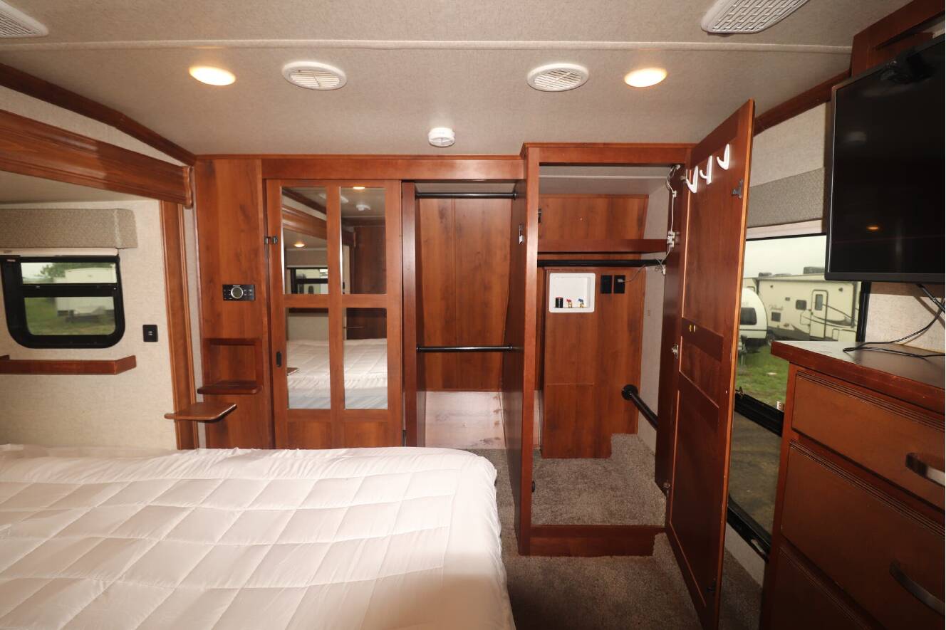 A photo of this 2018 Heartland BIGHORN 3575EL