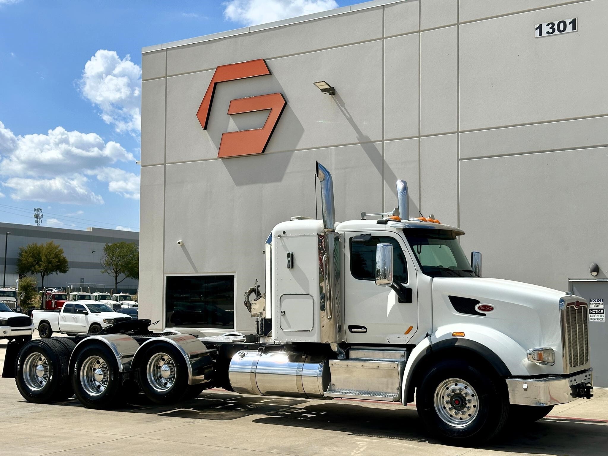 2015 PETERBILT 567 in Hutchins, TX