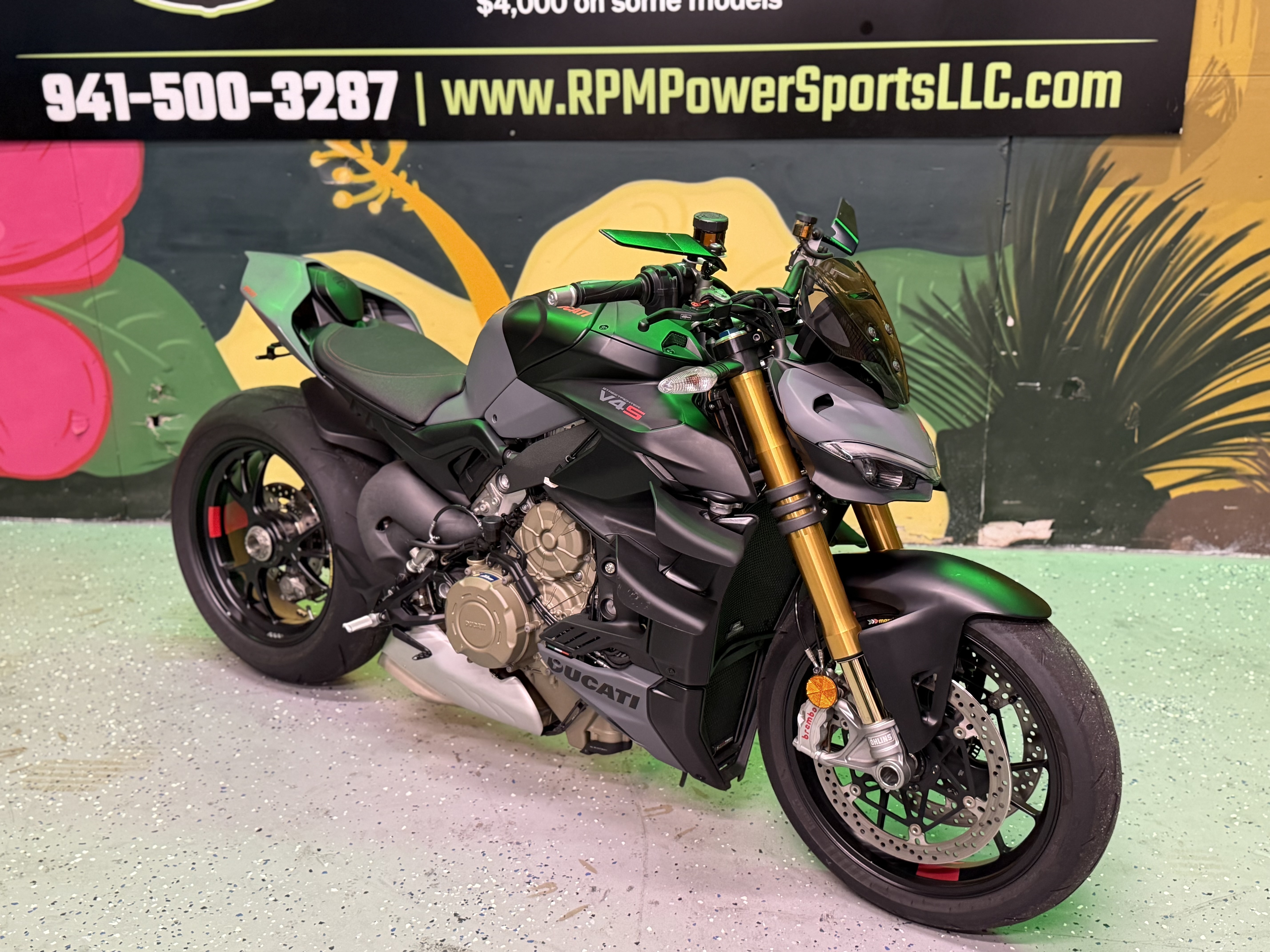 2024 Ducati Streetfighter V S w/ 4357 miles and warranty! V4 S in Sarsota, FL