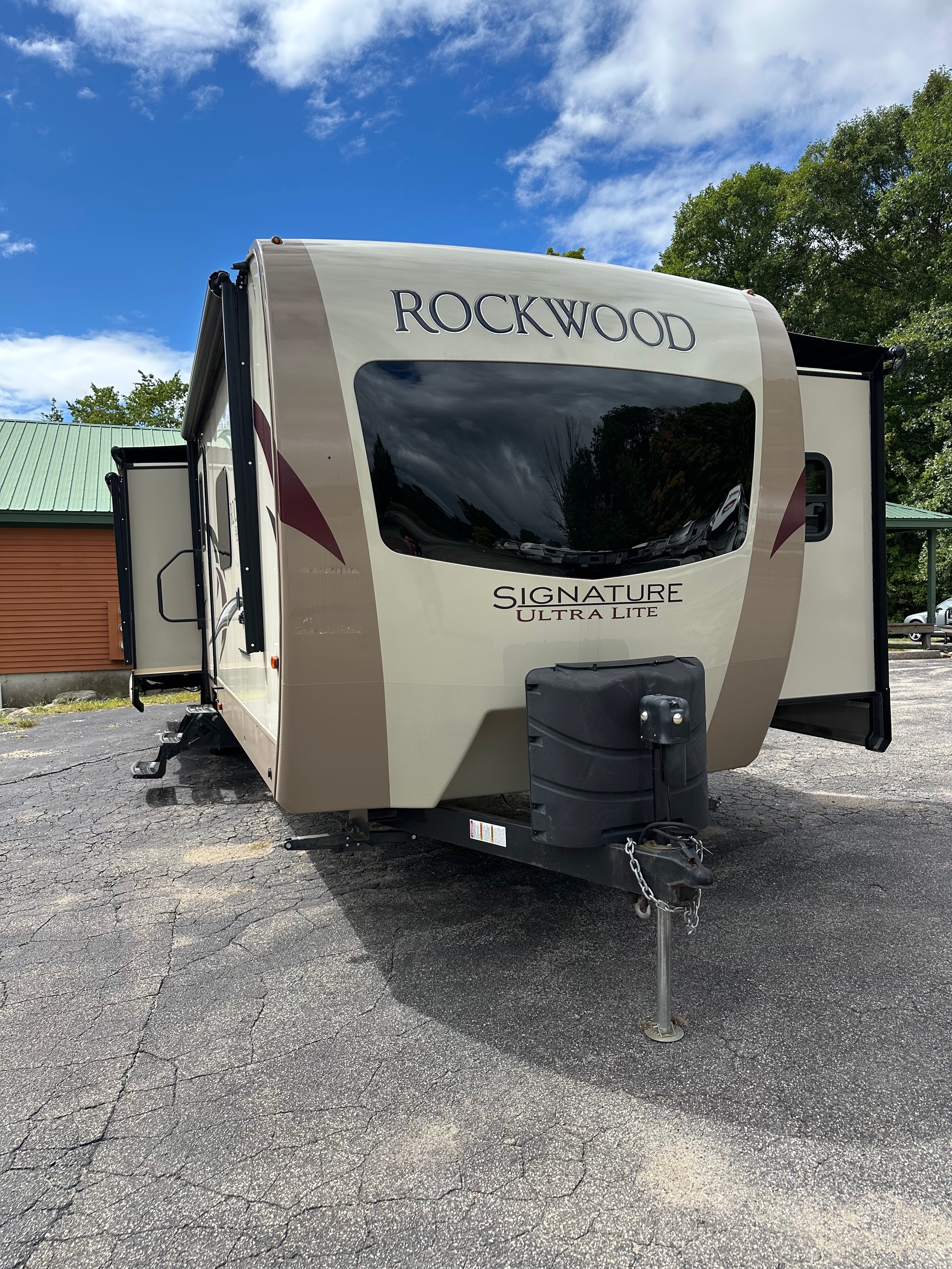 2018 Forest River ROCKWOOD SIGNATURE ULTRA LITE 8328BS in northwood NH