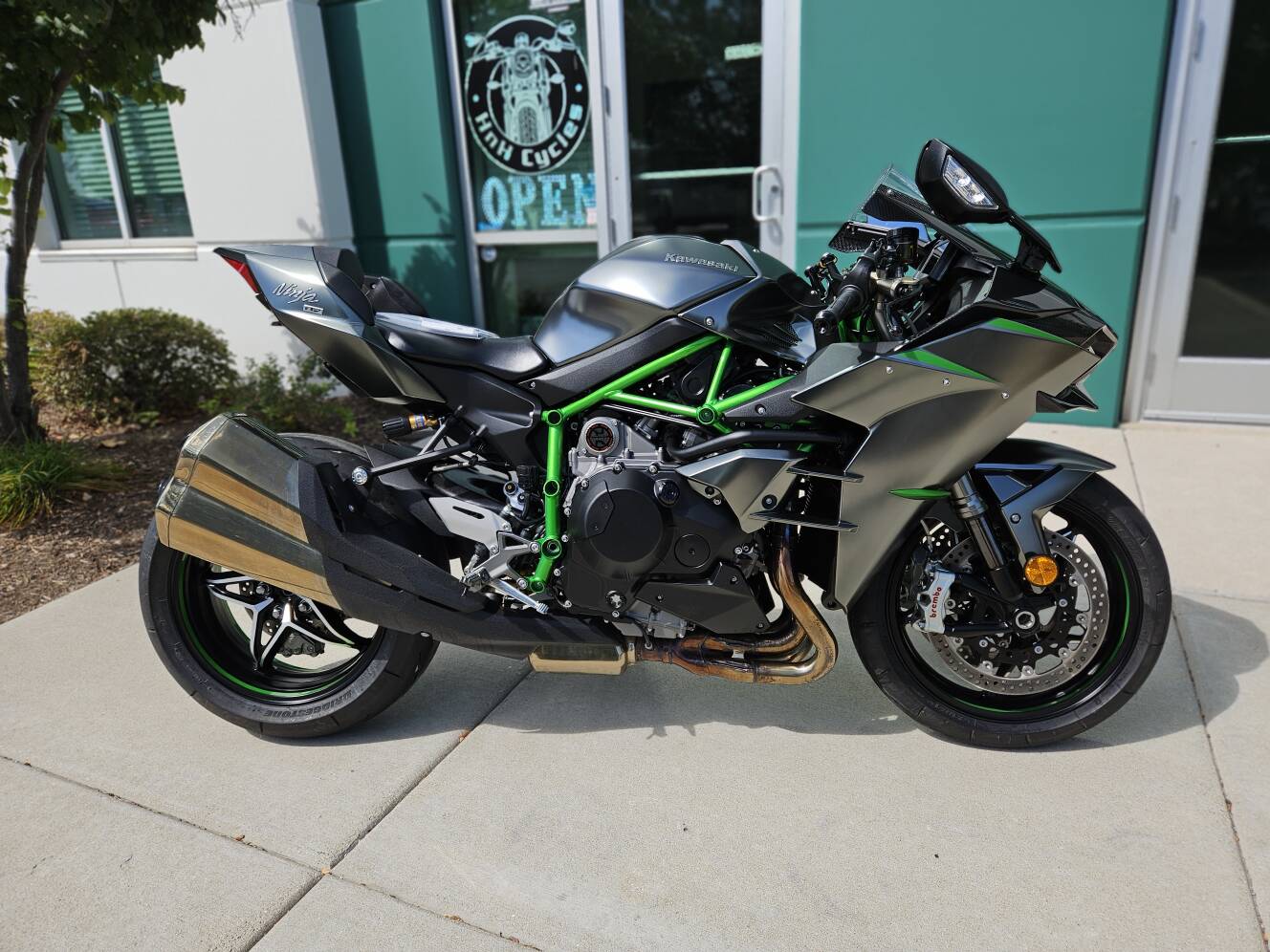 A photo of this 2025 Kawasaki Ninja H2® Carbon ABS