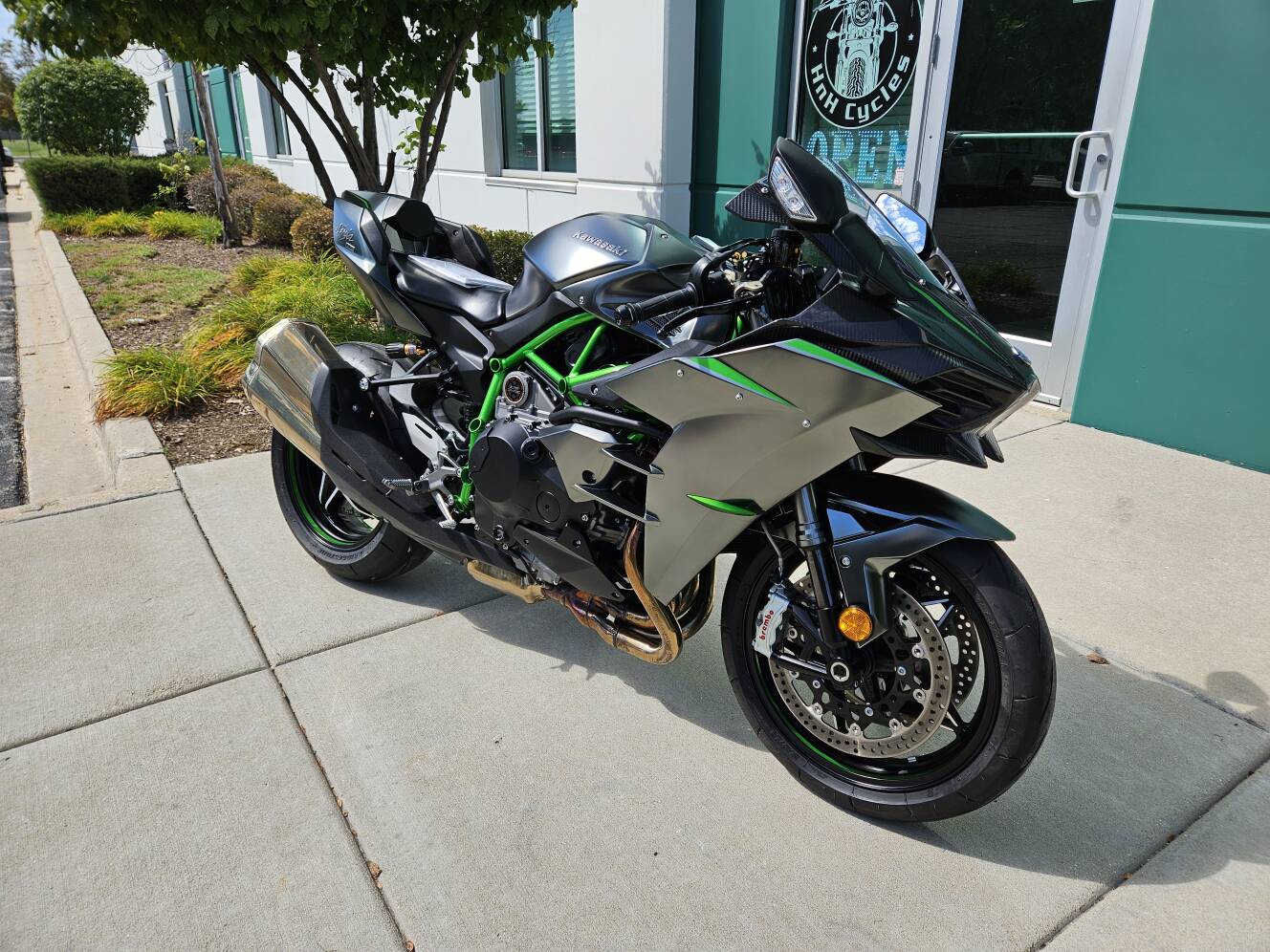 A photo of this 2025 Kawasaki Ninja H2® Carbon ABS