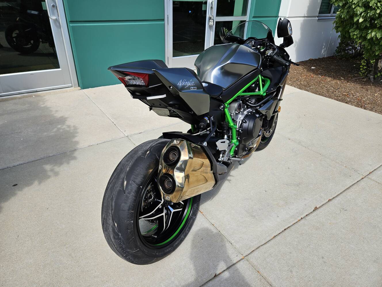 A photo of this 2025 Kawasaki Ninja H2® Carbon ABS