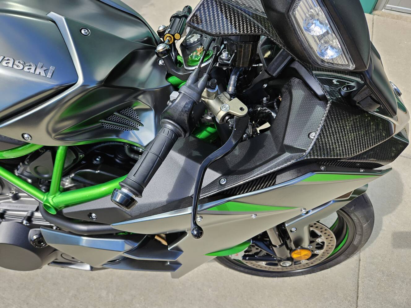 A photo of this 2025 Kawasaki Ninja H2® Carbon ABS