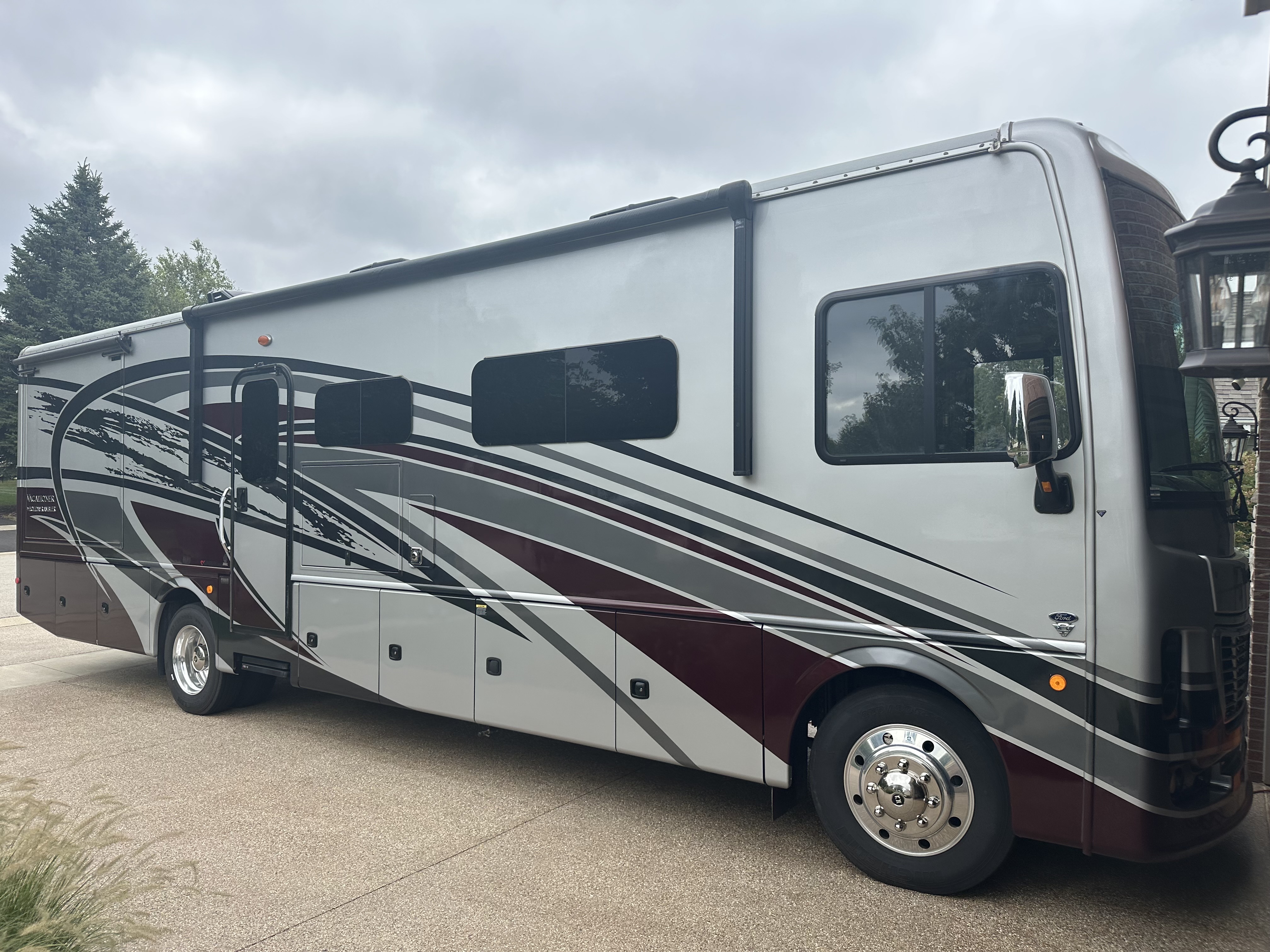 2023 Holiday Rambler VACATIONER 35 GL in cherry valley IL