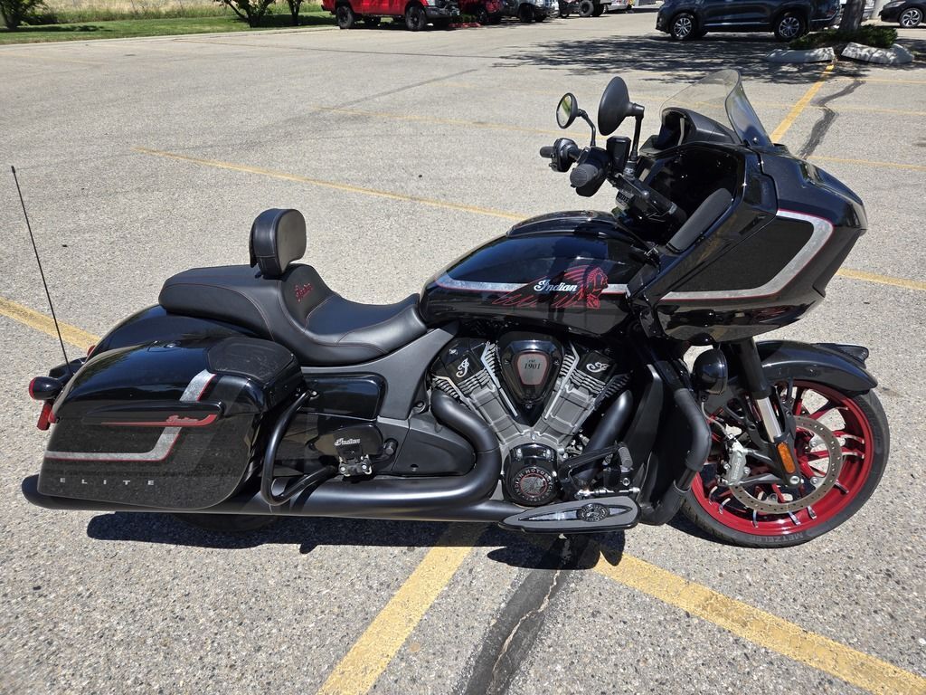 2024 Indian Motorcycle® Challenger® Elite Charcoal Candy/Black Candy ELITE in Meridian, ID