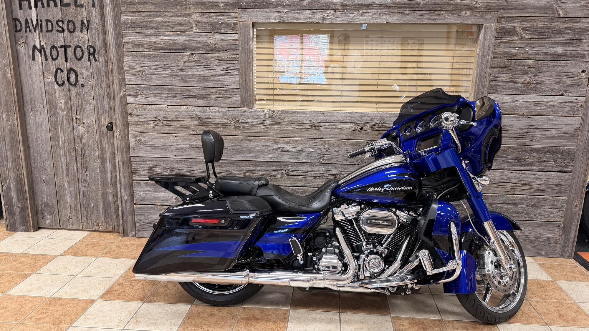 2017 Harley-Davidson CVO Street Glide CVO in Bonduel, WI