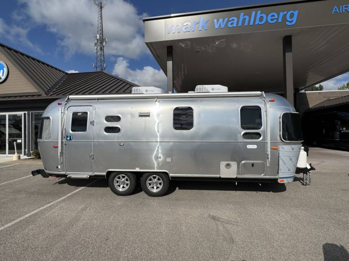 A photo of this 2027 Airstream FLYING CLOUD 25FB