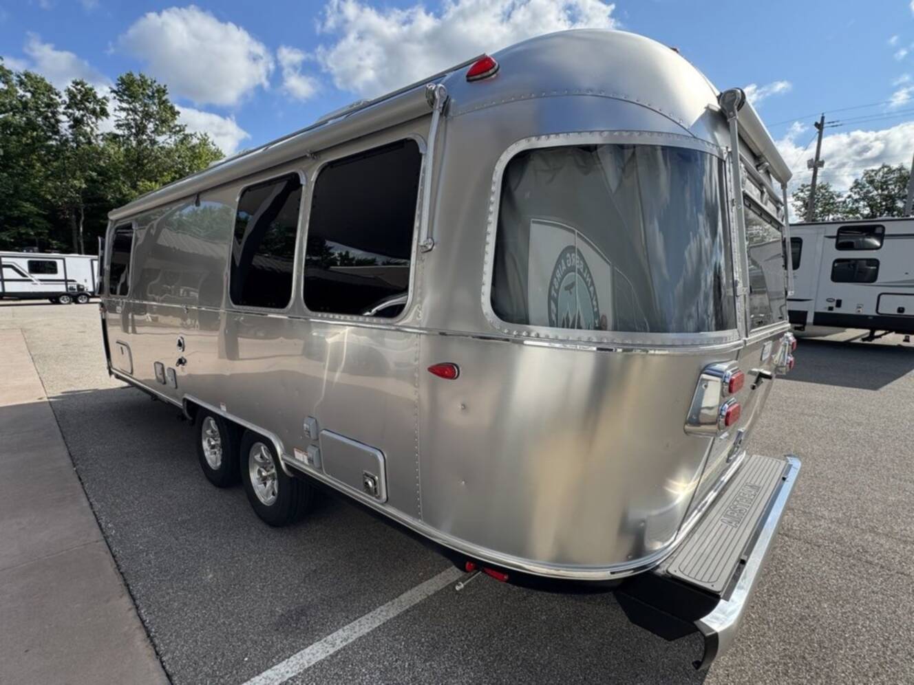 A photo of this 2027 Airstream FLYING CLOUD 25FB