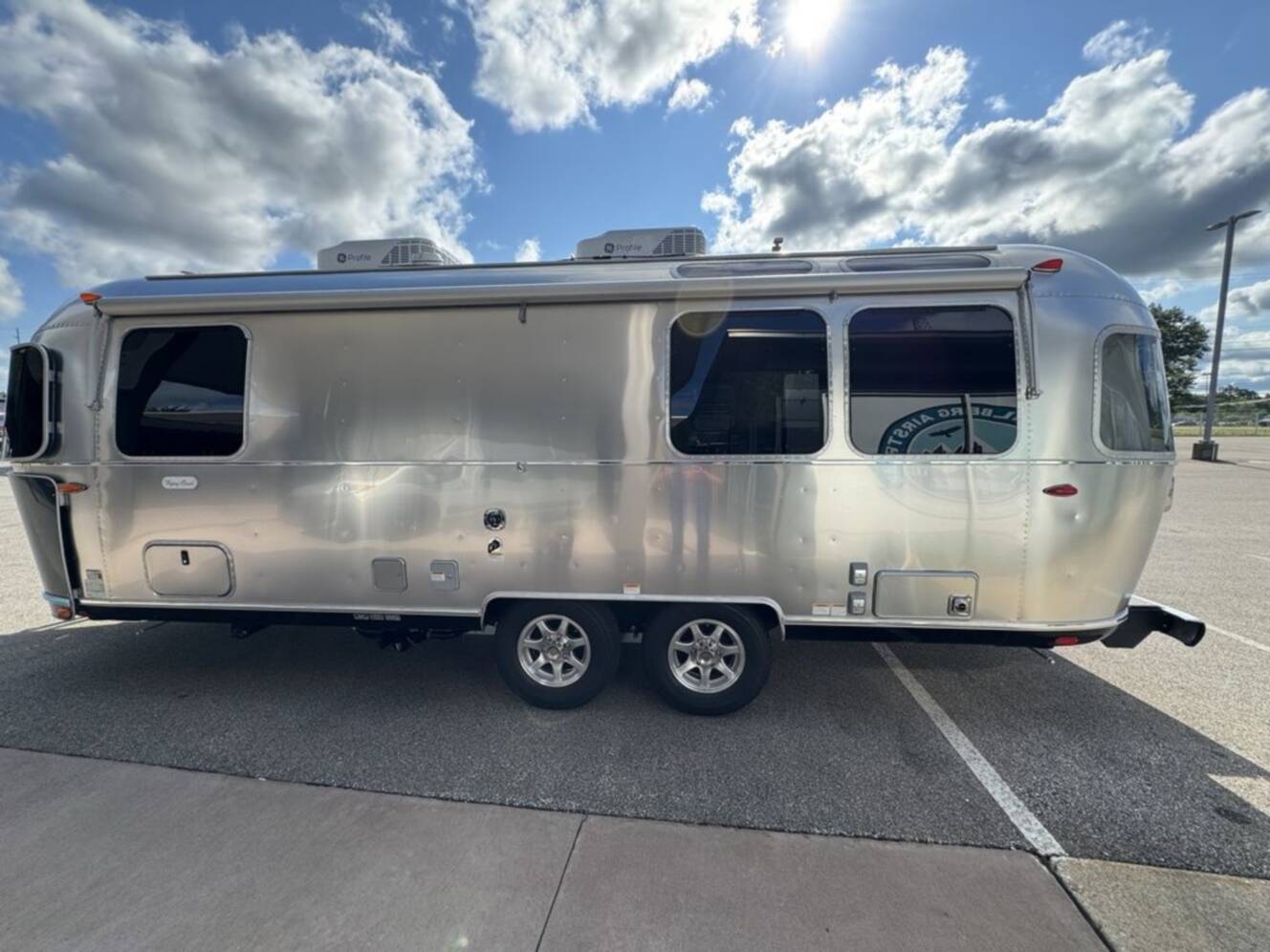 A photo of this 2027 Airstream FLYING CLOUD 25FB