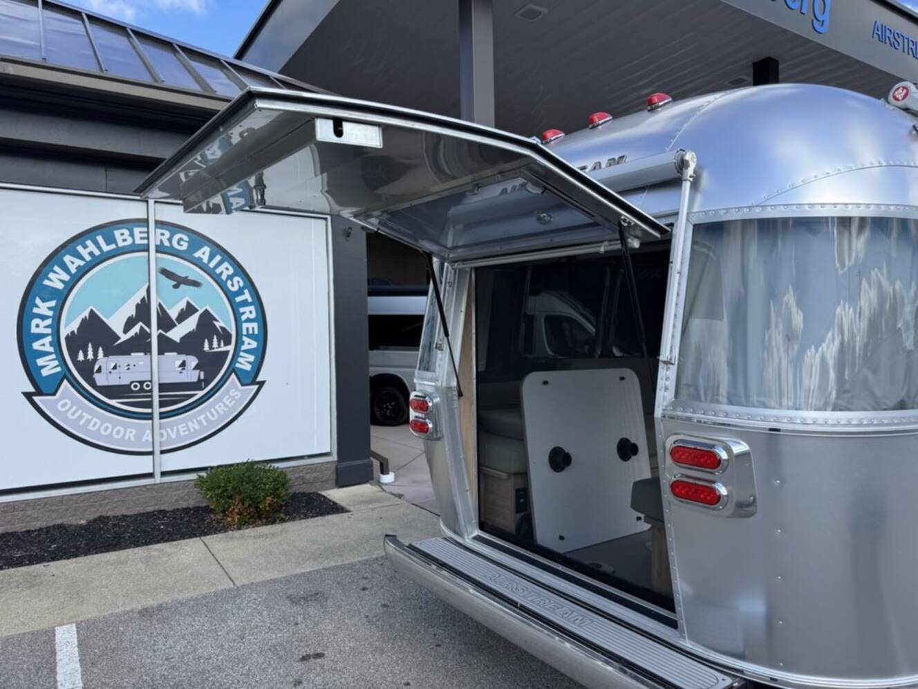 A photo of this 2027 Airstream FLYING CLOUD 25FB