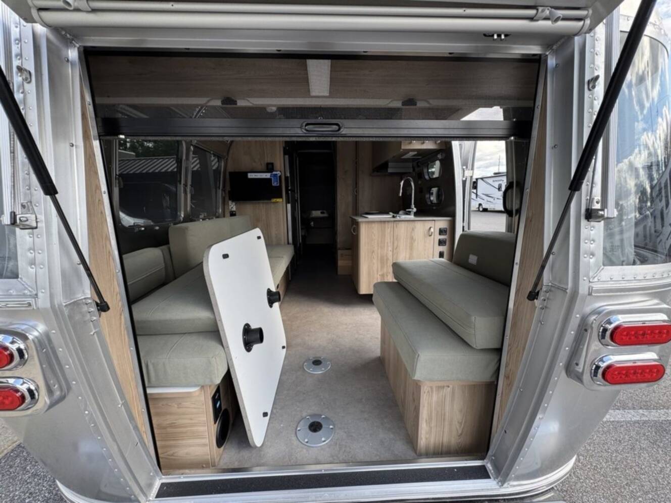 A photo of this 2027 Airstream FLYING CLOUD 25FB