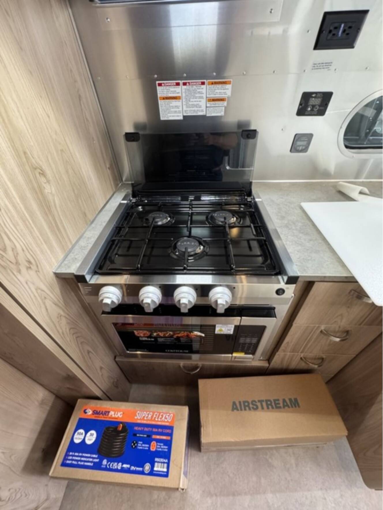 A photo of this 2027 Airstream FLYING CLOUD 25FB
