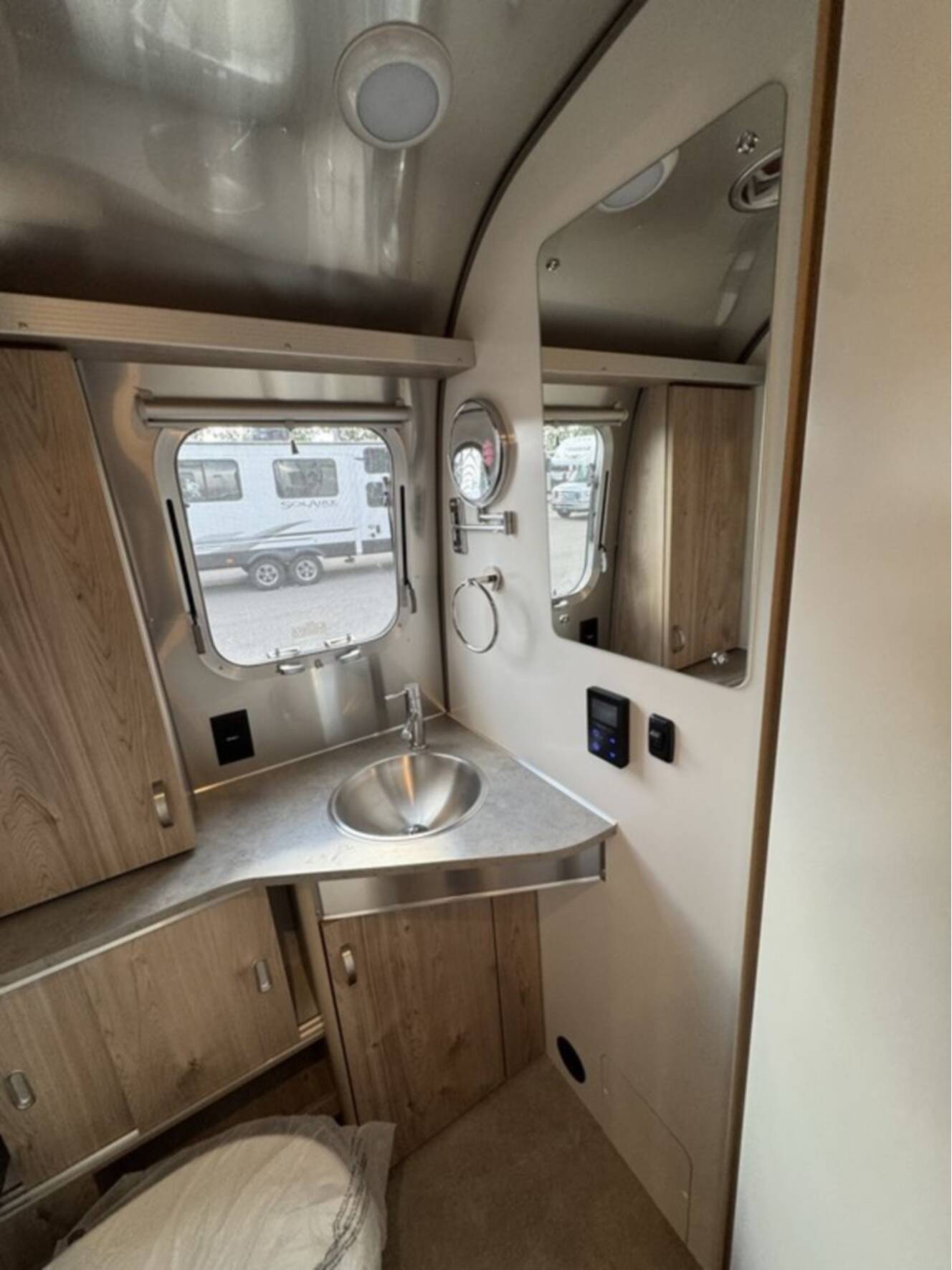 A photo of this 2027 Airstream FLYING CLOUD 25FB