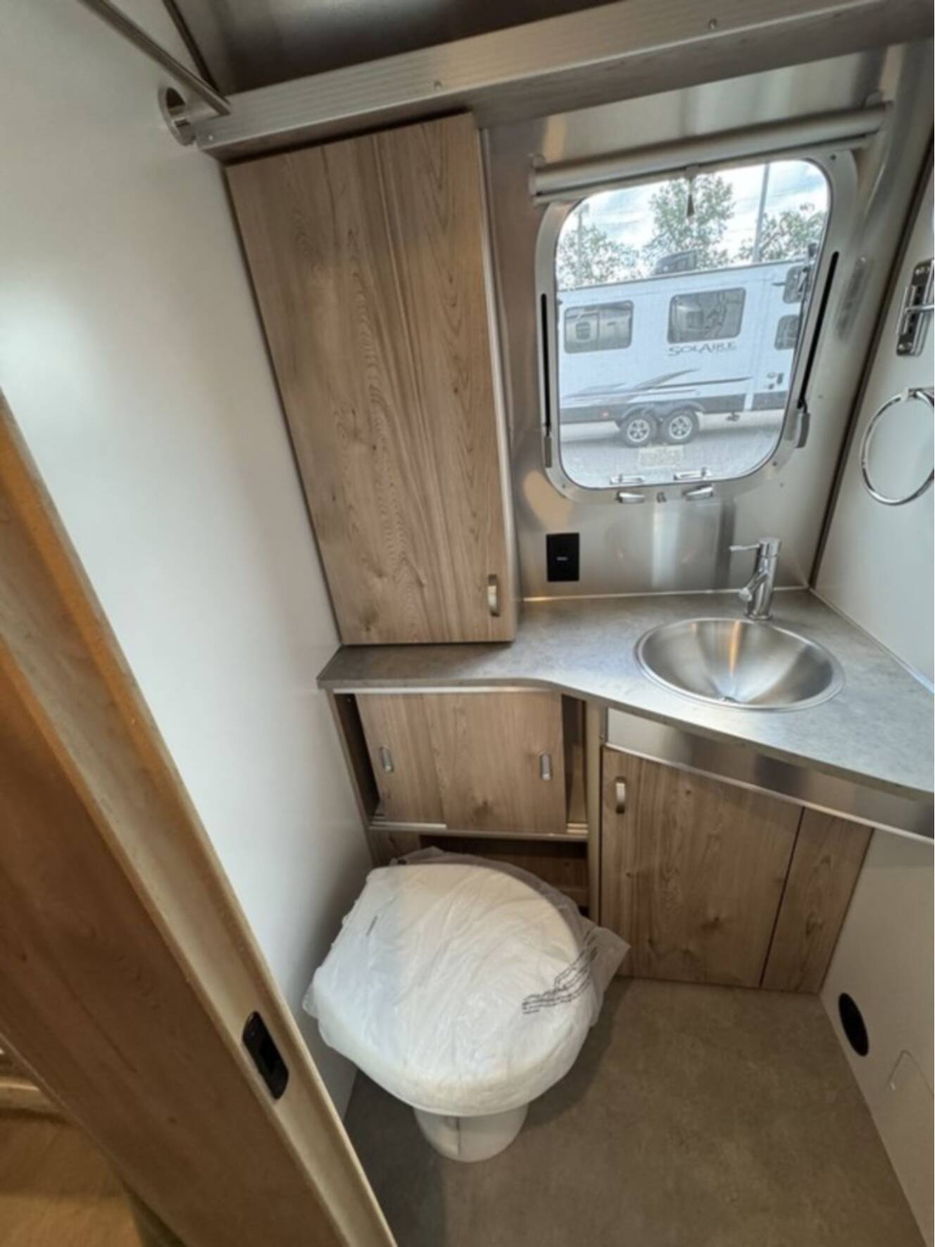 A photo of this 2027 Airstream FLYING CLOUD 25FB