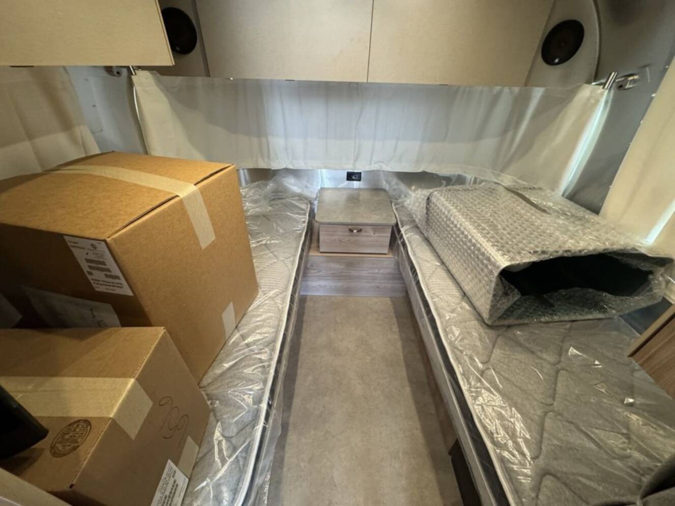 A photo of this 2027 Airstream FLYING CLOUD 25FB