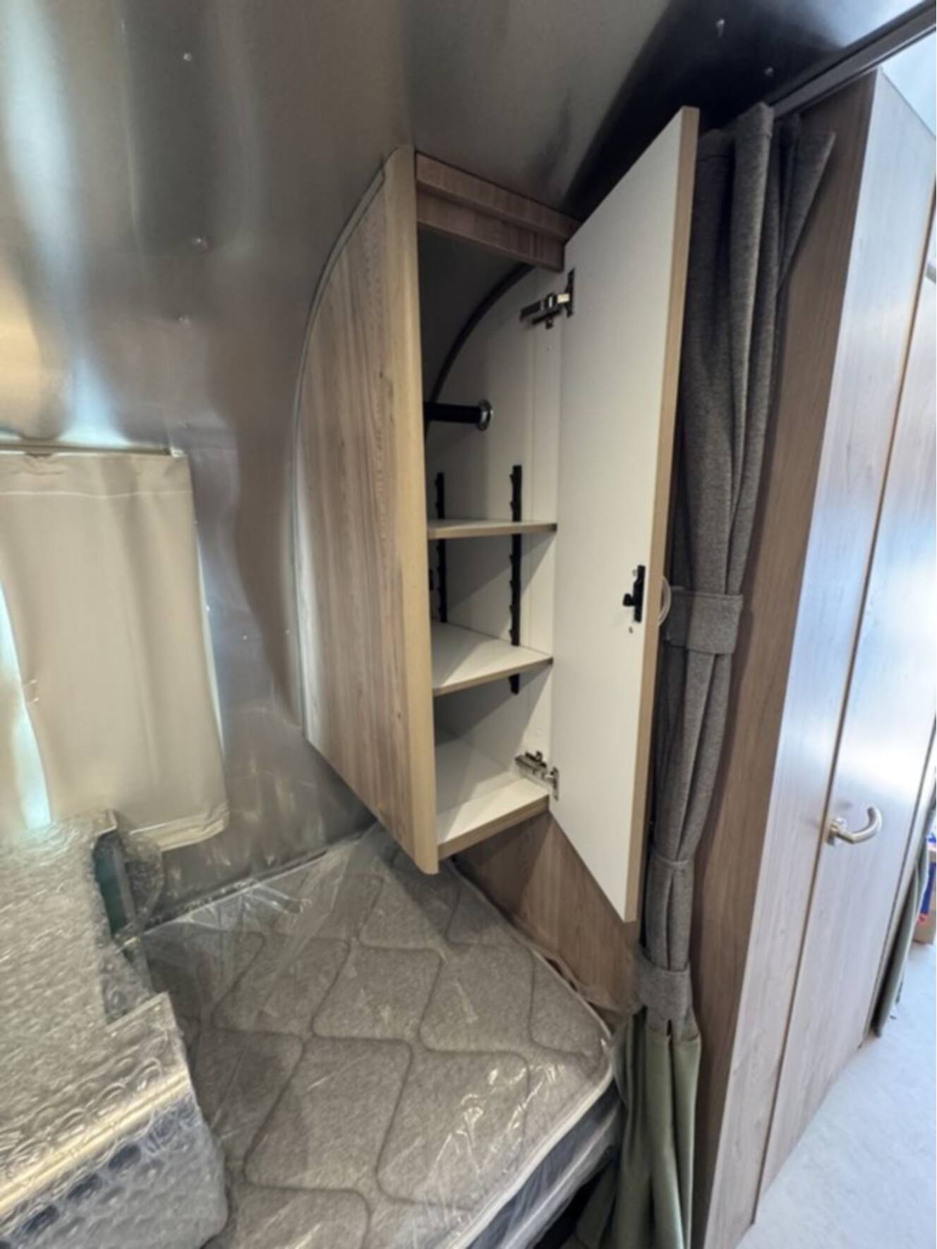 A photo of this 2027 Airstream FLYING CLOUD 25FB