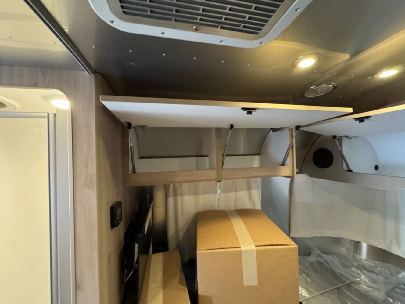 A photo of this 2027 Airstream FLYING CLOUD 25FB