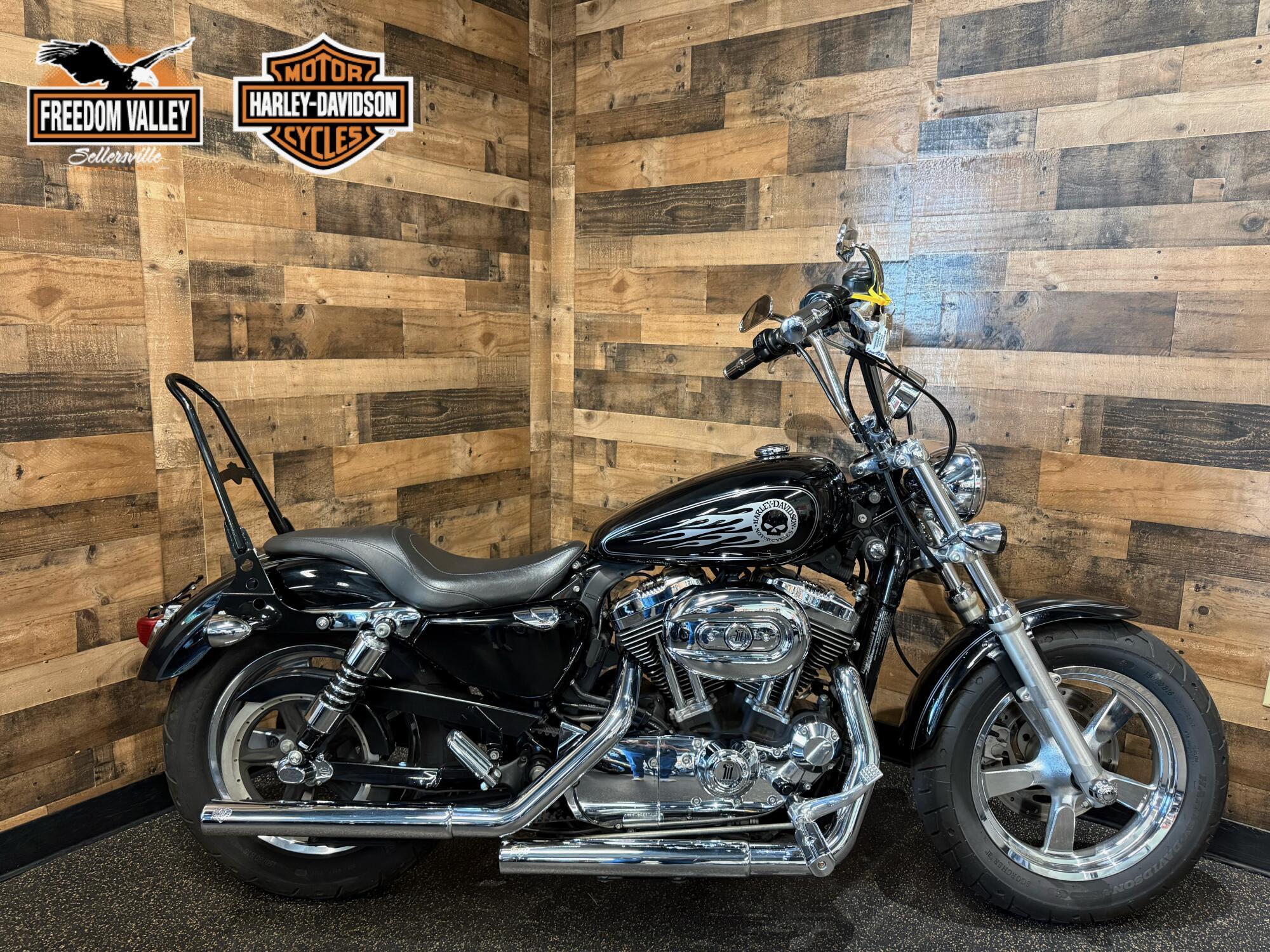 2011 Harley-Davidson 1200 Custom in Sellersville, PA