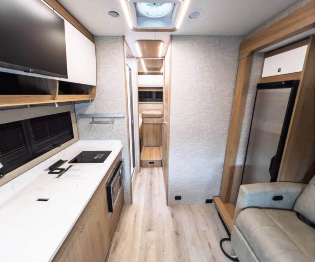 A photo of this 2027 Tiffin WAYFARER 25XLW