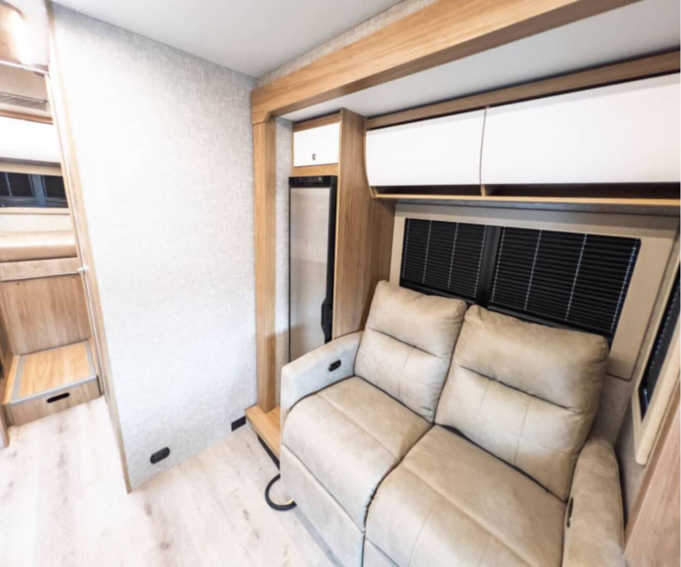 A photo of this 2027 Tiffin WAYFARER 25XLW