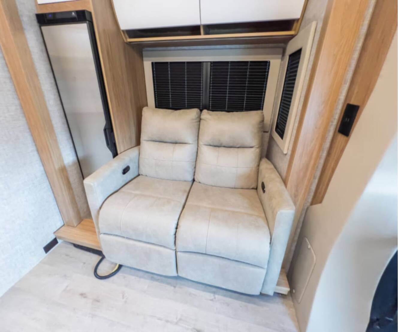 A photo of this 2027 Tiffin WAYFARER 25XLW